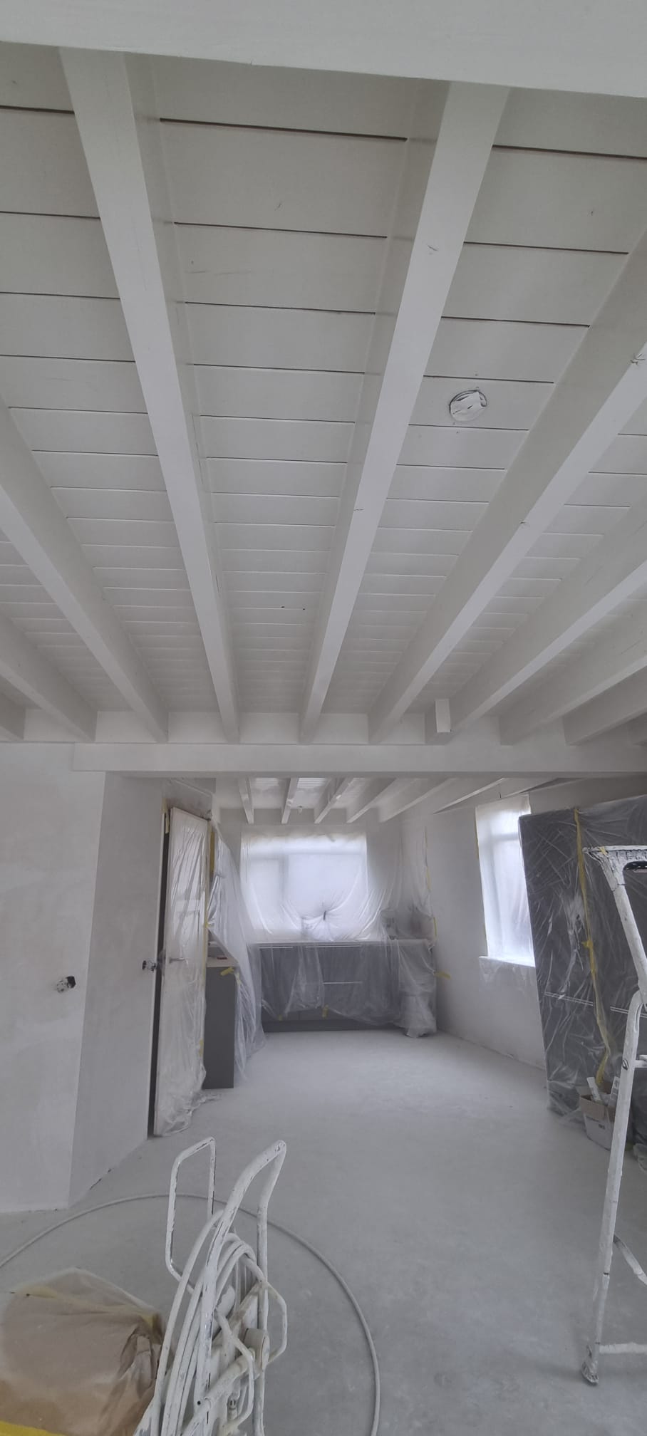 Stucwerk balkenplafond: wit gespoten houten balken