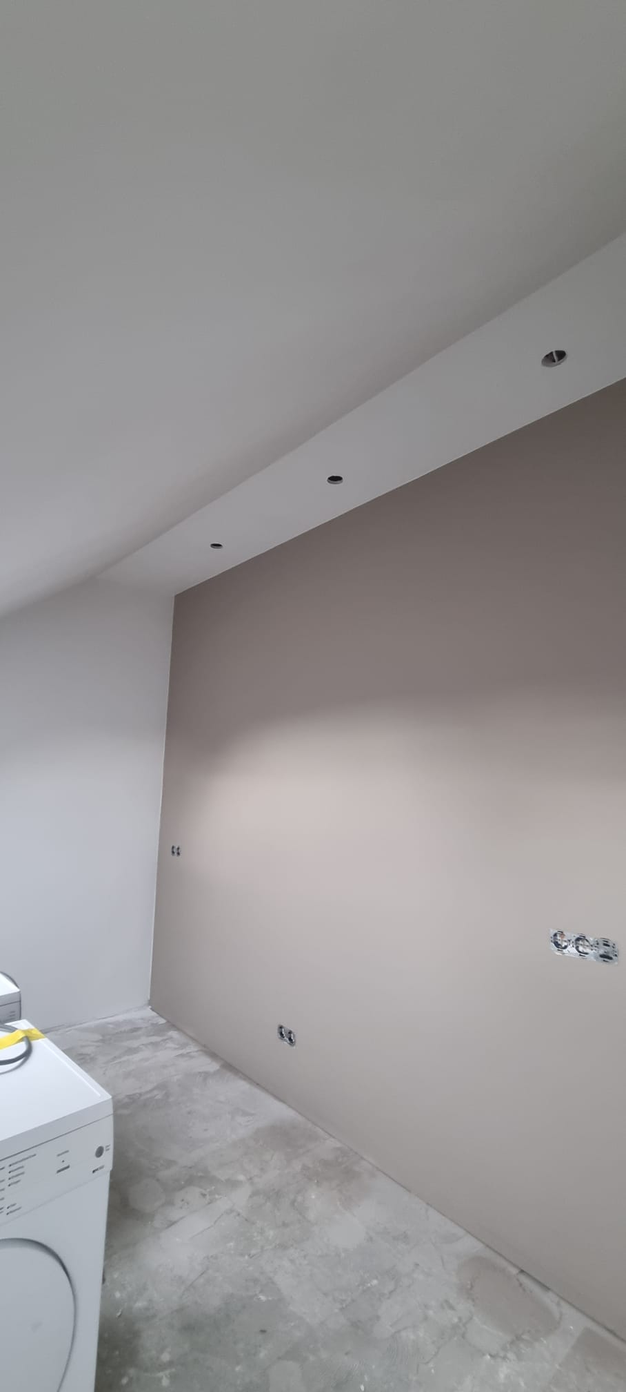 Stucwerk nieuwbouw: wit plafond met inbouwspots